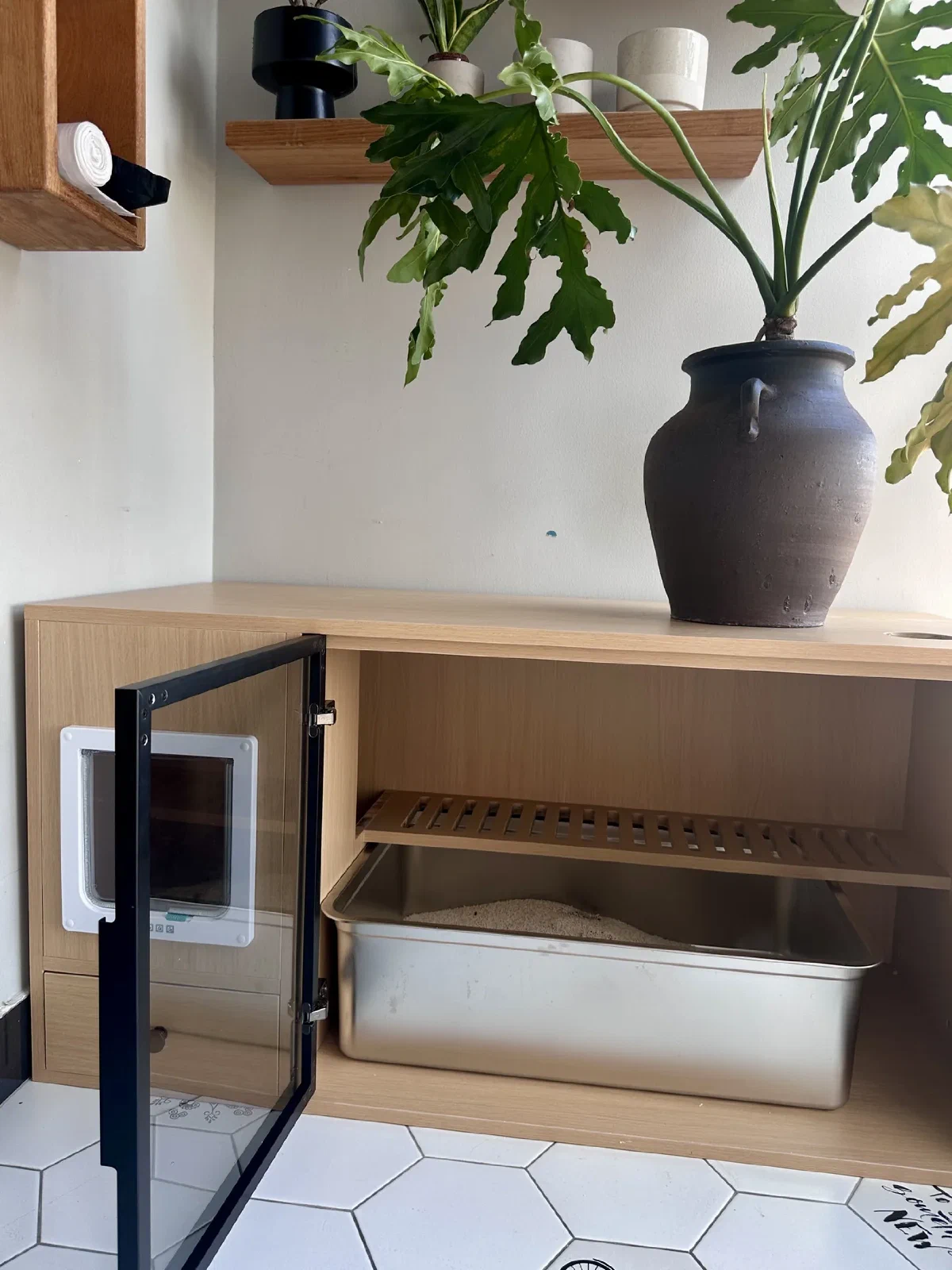 Open cabinet and internal litter area